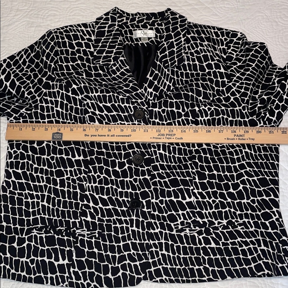 Studio Works Black & White Geometric Lined 3 Button 3/4 sleeve blazer. Size LP - Picture 11 of 13
